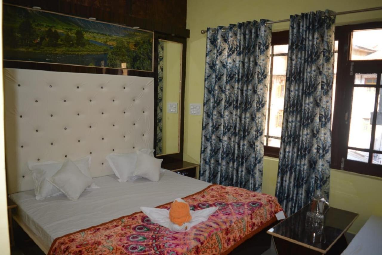 Nice One Palace Srinagar  Bagian luar foto